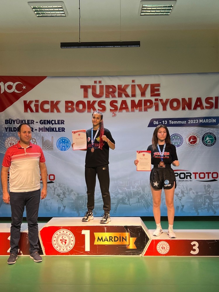 izmir in sampiyon gencleri sporda aldiklari basarilarla adlarindan soz ettiriyorlar